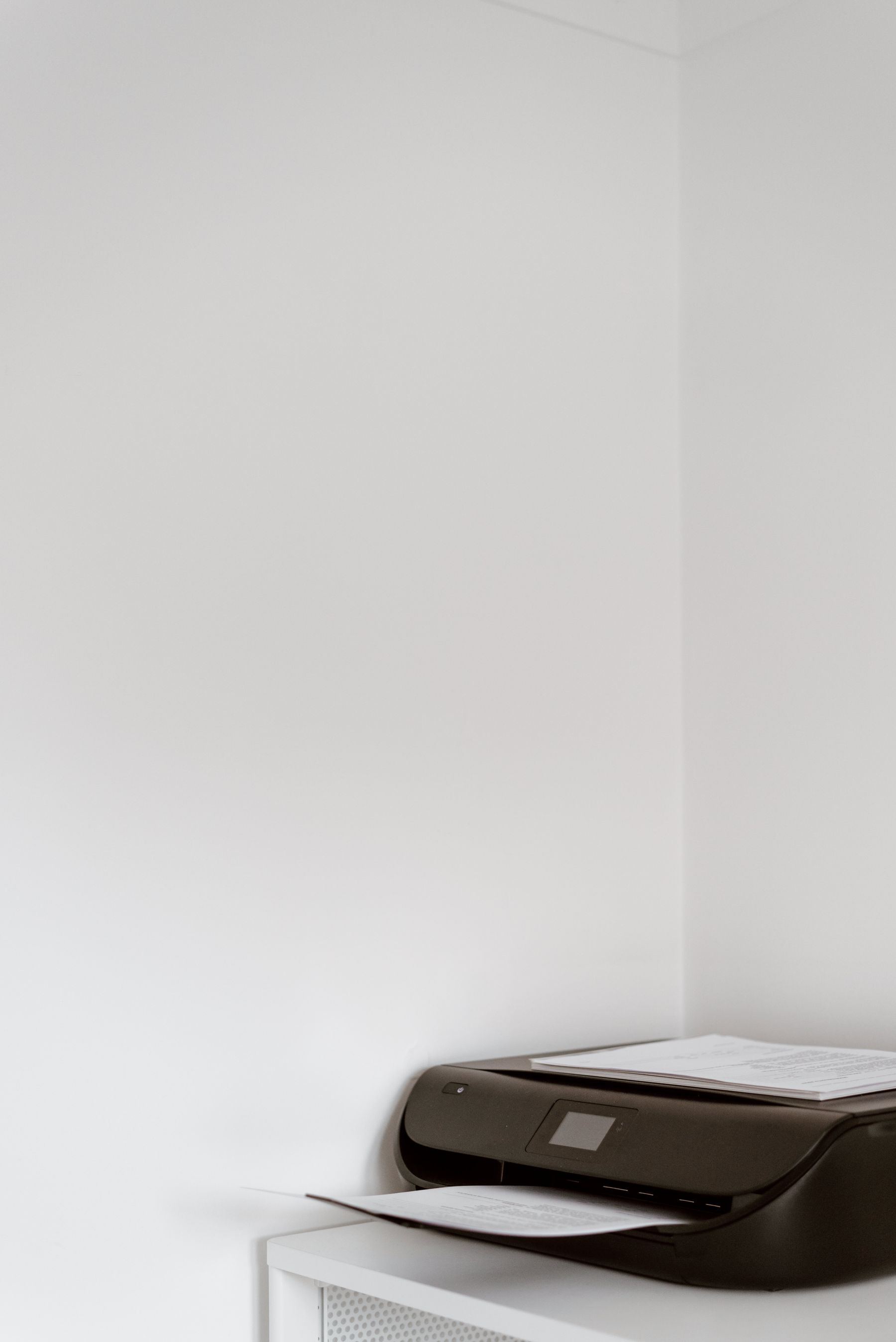 Imprimante professionnelle dans un bureau lumineux